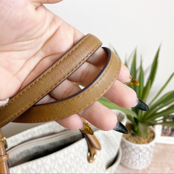 Michael Kors JET SET Vanilla Large Tote - Picture 7 of 14